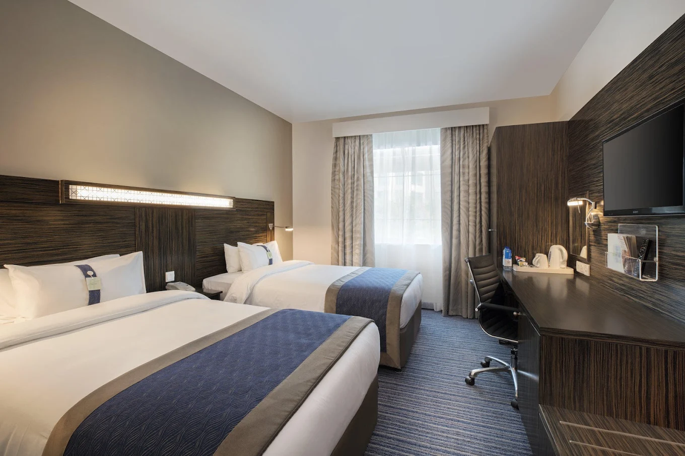 HOLIDAY INN EXPRESS SAFA PARK 