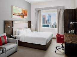 HOLIDAY INN EXPRESS SAFA PARK 